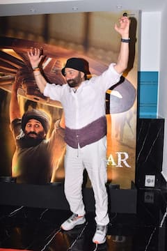 Gadar 2 की सक्सेस पार्टी में खुशी से झूमते तारा सिंह ने दिए अपनी सकीना के साथ पोज, गोल्डन गर्ल बन पहुंची सनी देओल की ‘बहू’