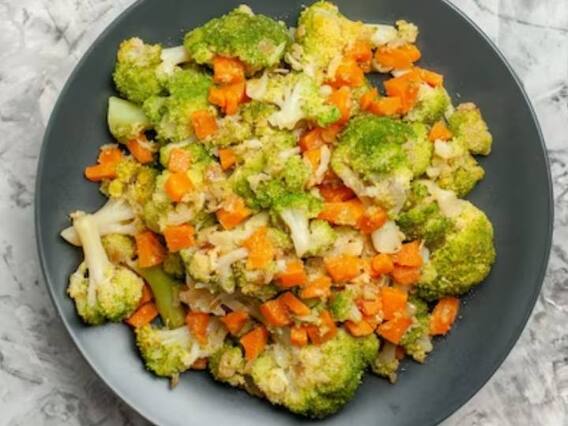 Broccoli Carrot Salad Recipe: बरसात में बनें रहना है हेल्दी, तो खाएं ब्रोकली गाजर सलाद