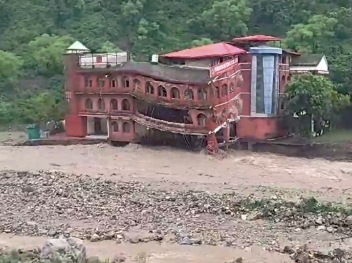 Rain Update: हिमाचल-उत्तराखंड में बारिश से भारी तबाही, 50 लोगों की मौत, कल के लिए IMD ने जारी किया अलर्ट | बड़ी बातें