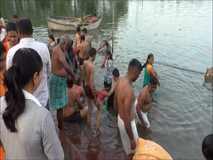 या महिन्यात तिर्थक्षेत्रावरील पवित्र स्नानाला अधिक महत्त्व असल्याने आद्य तीर्थक्षेत्र असलेल्या कौडण्यपूरच्या वशिष्ठ (वर्धा) नदीपात्रात पवित्र स्नानासाठी भाविकांची पहाटे 5 वाजता पासूनच गर्दी होत आहे.