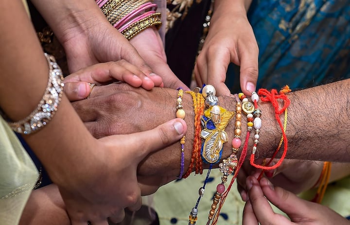 Raksha Bandhan 2023: રક્ષાબંધન 30 ઓગસ્ટ 2023ના રોજ છે. રાખડીની તૈયારીઓ શરૂ થઈ ગઈ છે. ભાઈ માટે રાખડી ખરીદતી વખતે કેટલીક ખાસ વાતોનું ધ્યાન રાખો, નહીં તો તે શુભને બદલે અશુભ પરિણામ આપશે.