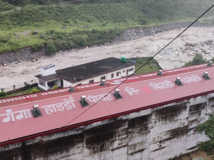 Chamoli Rain: चमोली में भारी बारिश ने मचाई तबाही, बद्रीनाथ राष्ट्रीय राजमार्ग पर आया मलबा, एक शख्स लापता