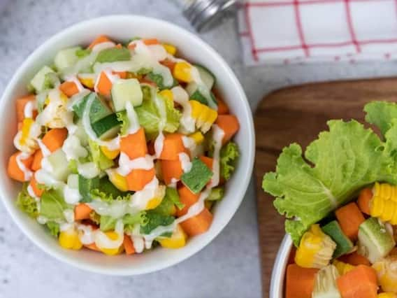 Broccoli Carrot Salad Recipe: बरसात में बनें रहना है हेल्दी, तो खाएं ब्रोकली गाजर सलाद