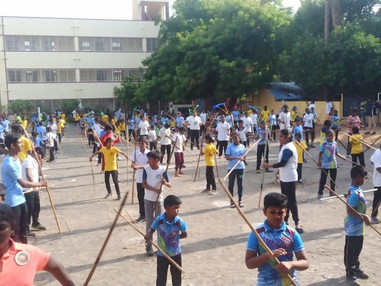 300 people in Trichy set a record for 3 consecutive hours around the Silambam Trichy: 3 மணி நேரம்.. 300 பேர்.. தொடர்ந்து சிலம்பம் சுற்றி அசத்திய மாணவ, மாணவிகள்..!