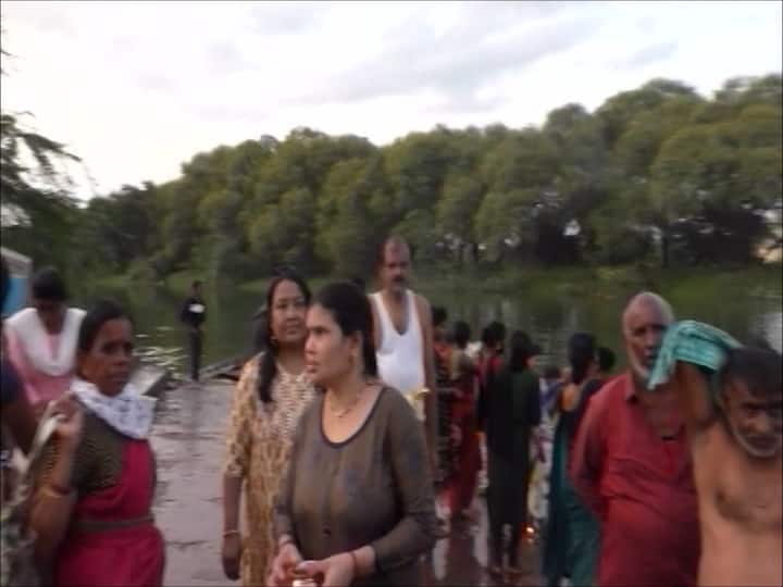 मीन राशीत सूर्य असताना ज्या चांद्र महिन्याचा प्रारंभ होईल, त्याला चैत्र म्हणतात. मेष राशीत सूर्य असताना ज्या चांद्र महिन्याचा प्रारंभ होईल, त्याला वैशाख म्हणतात.