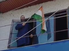 आतंकी जावेद मट्टू के भाई ने कश्मीर में लहराया तिरंगा, कहा- हम हिंदुस्तानी थे, हैं और रहेंगे