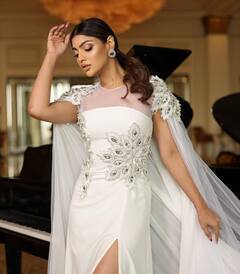 Akanksha puri: વ્હાઈટ ડ્રેસમાં આકાંક્ષાનો જોવા મળ્યો ગ્લેમરસ અંદાજ, જુઓ તસવીરો