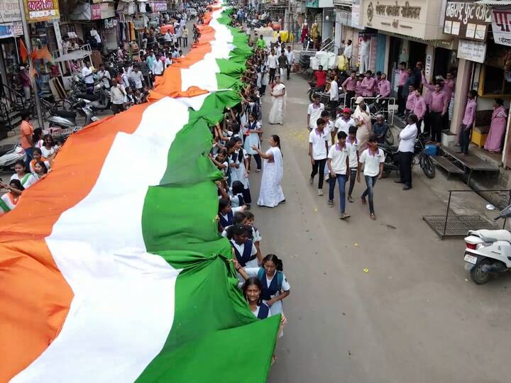 Independence Day 2023 : भारतीय स्वातंत्र्यदिन अमृतमहोत्सवा निमित्त धुळ्यात  1100  मीटर तिरंगा  रॅलीचे आयोजन केले होते..