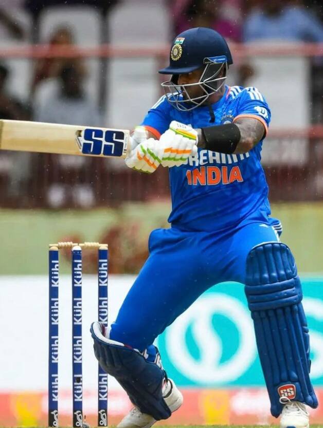 நேற்றைய போட்டியில் சூர்யகுமார் யாதவ் 45 பந்துகளில் 61 ரன்களை குவித்தார். இதன் மூலம் சர்வதேச டி20 போட்டிகளில் புதிய மைல் கல்லை எட்டியுள்ளார். அதேபோல் டி20 தொடரில் முதல் 50 போட்டிகளில் அதிக ரன்கள் குவித்த வீரர்களின் பட்டியலில் சூர்யகுமார் யாதவ் 4வது இடத்திற்கு முன்னேறியுள்ளார்.