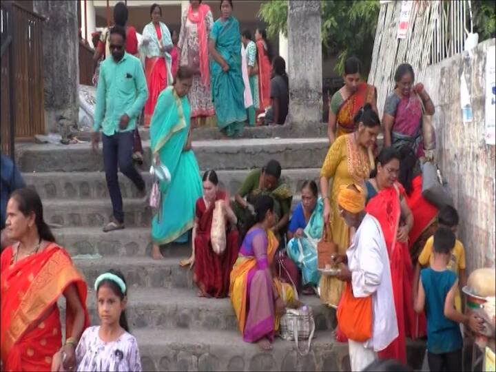 कधी कधी एका राशीत सूर्य असताना दोन चांद्र महिन्यांचा प्रारंभ होतो. त्यावेळी पहिला तो अधिकमास आणि दुसरा तो निजमास म्हणून धरला जातो.