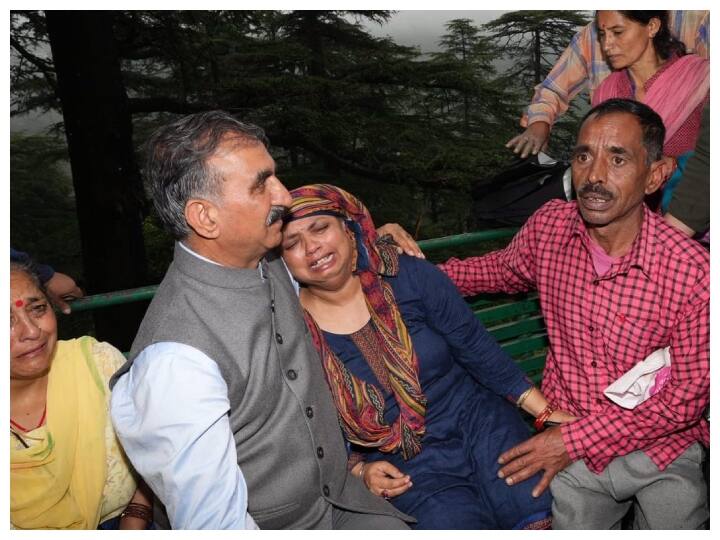 Woman crying hugging CM over Himachal's devastation, Sukhwinder Singh Sukhu also became emotional ann Himachal Pradesh: हिमाचल की तबाही पर CM से लिपटकर रो पड़ी महिला, सुखविंदर सिंह सुक्खू भी हो गए भावुक