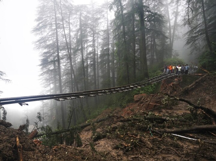Rain Update: हिमाचल-उत्तराखंड में बारिश से भारी तबाही, 50 लोगों की मौत, कल के लिए IMD ने जारी किया अलर्ट | बड़ी बातें