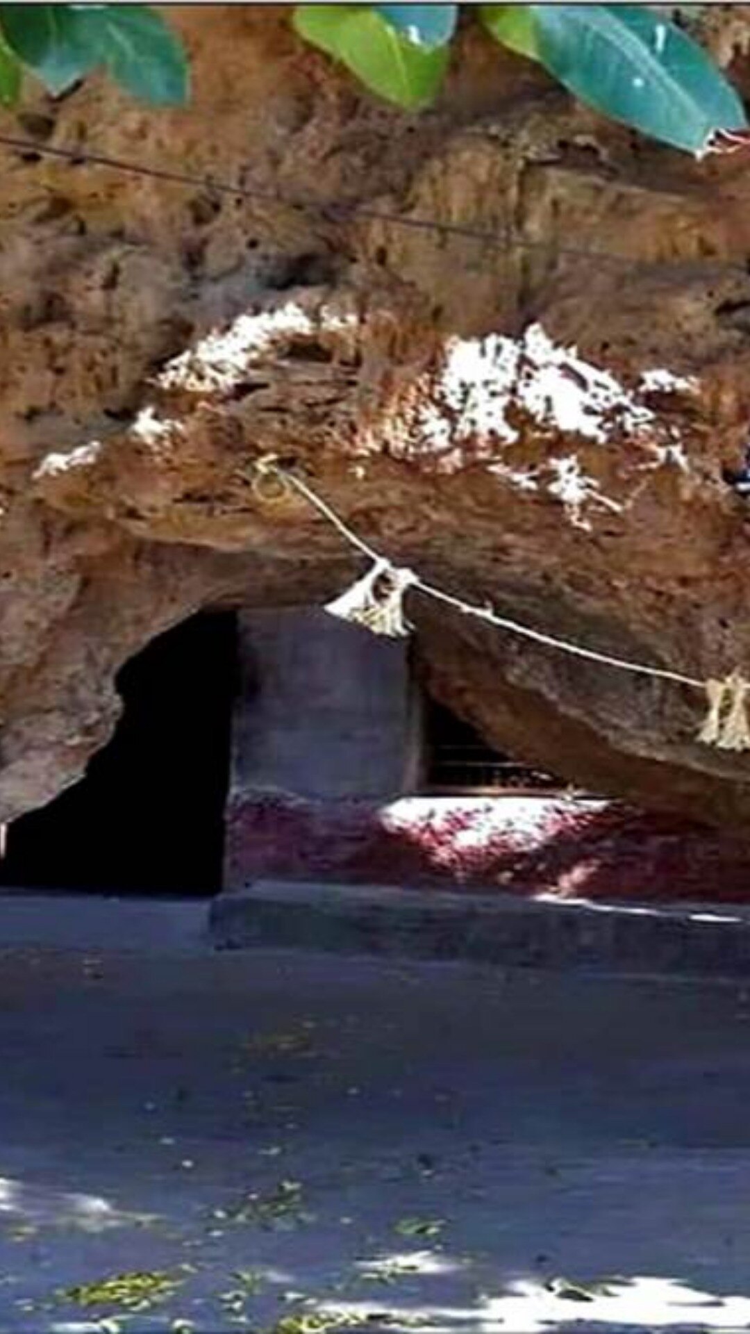 यहां की गुफाएं भी अपने आप में