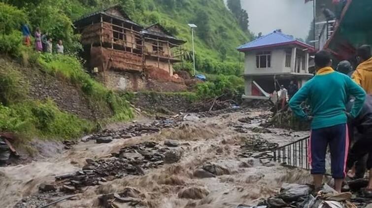 shiv temple collapsed in himachal pradesh due to heavy rain cloudburst in solan read full story inside Himachal Pradesh Flood: ਹਿਮਾਚਲ 'ਚ ਕੁਦਰਤ ਦਾ ਕਹਿਰ, ਢਿੱਗਾਂ ਡਿੱਗਣ ਨਾਲ ਸ਼ਿਵ ਮੰਦਰ ਰੁੜ੍ਹਿਆ, ਸੋਲਨ 'ਚ ਬੱਦਲ ਫਟਿਆ, ਮੰਡੀ 'ਚ ਸਰਕਾਰੀ ਰੁੜ੍ਹੀ