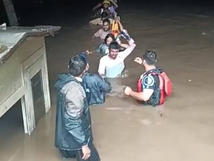 Rishikesh Karnaprayag Railway tunnel filled with water due to heavy rainfall near Kashipur 114 staff rescued ANN Uttarakhand Weather: ऋषिकेश और कर्णप्रयाग के बीच बन रही रेल सुरंग में भरा बारिश का पानी, घंटों मशक्कत के बाद 114 स्टाफ का रेस्क्यू