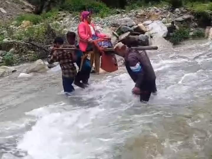 Chamoli family members carrying patient on shoulder amid water reached hospital ANN Chamoli News: चमोली में खुली स्वास्थ्य विभाग की पोल, पानी के बीच कंधों पर बिठाकर मरीज को अस्पताल ले गए परिजन