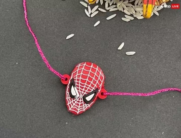 લોકો નાના બાળકો માટે કાર્ટૂન રાખડી પસંદ કરે છે પરંતુ આવી ભૂલ કરતા નથી. કેટલીકવાર આ રાખડીઓ પર ક્રોસ, હાફ સર્કલ જેવા અશુભ ચિહ્નો બનાવવામાં આવે છે જે ભાઈના જીવન પર ખરાબ અસર કરે છે. આવી રાખડીઓ લેતી વખતે તેના પર બનેલા નિશાનનું ધ્યાન રાખવું.