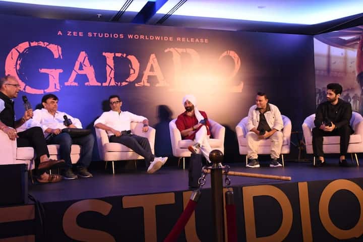 इस प्रेस कॉन्फ्रेंस में सनी देओल लाल कुर्ता और व्हाइट पगड़ी पहने दिखे. सनी देओल फिल्म के प्रमोशन के दौरान से फिल्म के कैरेक्टर तारा सिंह के कैरेक्टर में नजर आ रहे हैं.