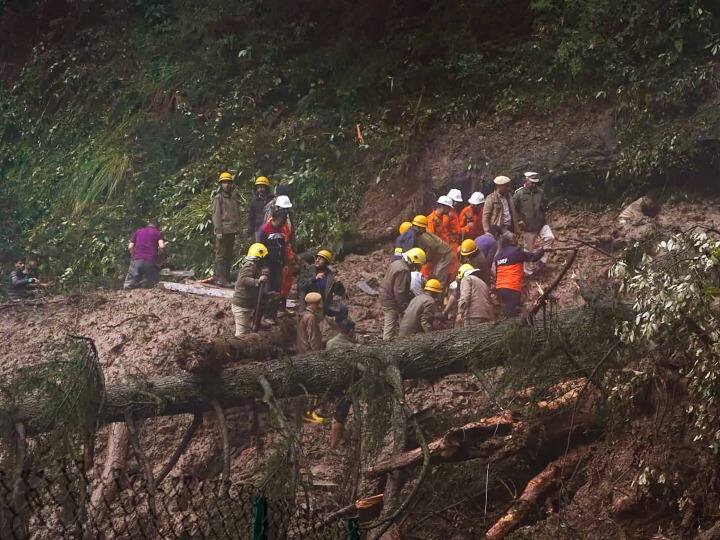 Shimla Landslide: शिमला में लैंडस्लाइड की वजह से एक शिव मंदिर ढह गया है. शिव मंदिर के नीचे 30 लोगों के दबे होने की आशंका है. वहीं अब तक 9 शव निकाले जा चुके हैं.