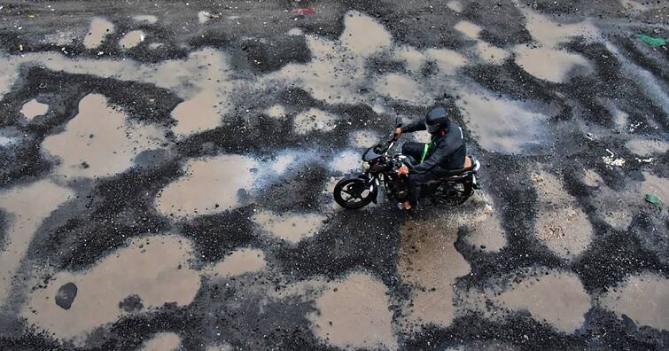 In Ahmedabad, roads were blocked at 64 places more than 15 thousand places were patch worked Ahmedabad News: અમદાવાદમાં 64 સ્થળોએ રોડ બેસી ગયા, 15 હજારથી વધુ જગ્યાએ થિંગડા મારવામાં આવ્યા