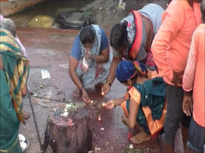 मोठ्या संख्येने भाविक येथे दाखल होत आहेत.