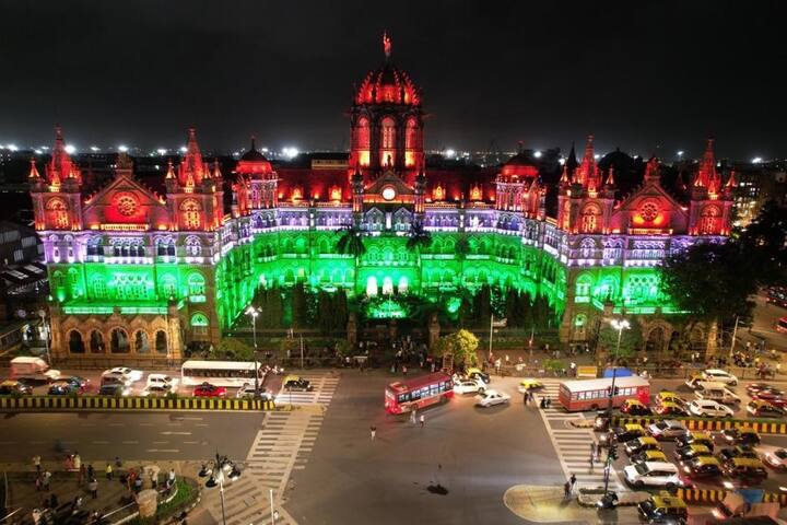 Independence Day Celebration :  स्वातंत्र्यदिनाच्या पूर्वसंध्येला मुंबईसह राज्यातील प्रमुख कार्यालये, धरणांवर आकर्षक तिरंगा रोषणाई करण्यात आली आहे.