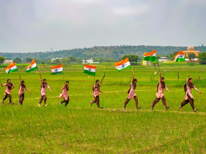 Happy Independence Day 2023 Message Quotes Wishes Shayari Status in Hindi 15 August Indian Independence Day Happy Independence Day 2023 Wishes: स्वतंत्रता दिवस पर अपनों के दिलों में पैदा करें देशभक्ति का जज्बा, भेजें ये खूबसूरत शायरी