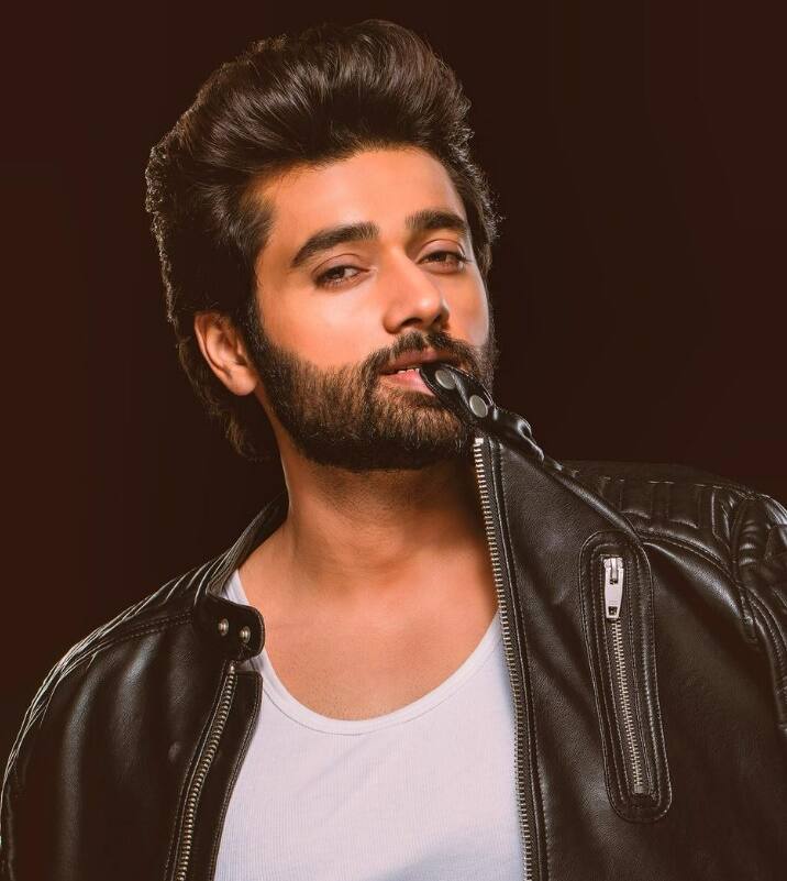 बता दें, इन तमाम फिल्मों को अनिल शर्मा ने डायरेक्ट किया है. अनिल शर्मा उत्कर्ष के पिता है. उत्कर्ष शर्मा की नेटवर्थ इनकम की बात करें तो रिपोर्ट्स के मुताबिक उत्कर्ष 5 मिलियन डॉलर्स के मालिक हैं!