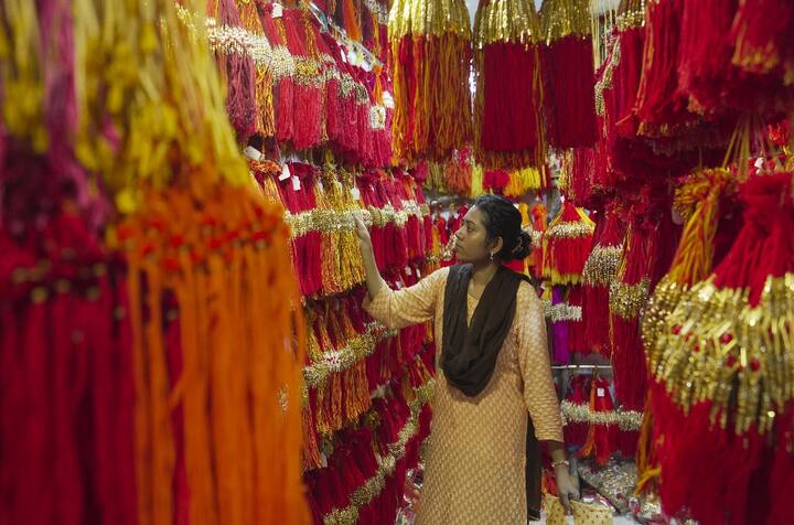 ફેશનના મામલામાં ભાઈ માટે અશુભ સાબિત થાય તેવી રાખડી ક્યારેય ન ખરીદો. ભાઈ માટે ક્યારેય કાળો દોરો કે કાળા રંગની વસ્તુઓ સાથે રાખડી ન લો. આ રંગ નકારાત્મકતાનું પ્રતીક છે.