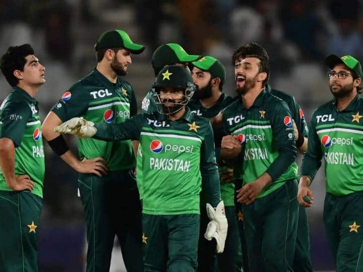 पाकिस्तान टीम का एशिया कप टूर्नामेंट में 50 ओवर फॉर्मेट में रिकॉर्ड देखा जाए तो 45 मैचों में से उन्हें 18 में हार का सामना करना पड़ा है. वहीं 26 मुकाबले टीम ने जीते हैं. इसमें से भारत के खिलाफ खेले 13 में से 8 मैचों में उन्हें हार मिली है. पाकिस्तान टीम का जीत का प्रतिशत 59.09 का रहा है.