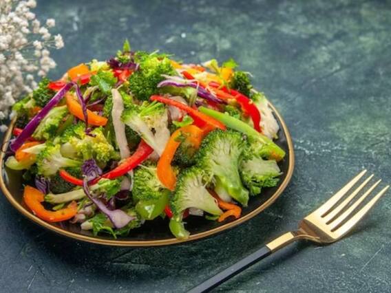 Broccoli Carrot Salad Recipe: बरसात में बनें रहना है हेल्दी, तो खाएं ब्रोकली गाजर सलाद