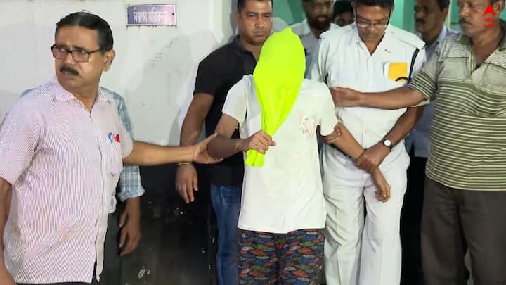 মানসিক নির্যাতন করার সময় প্রাক্তনী সৌরভ, মনোতোষ, দীপশেখরের সঙ্গে ছিল আরও অনেকে। পারিপার্শ্বিক তথ্যপ্রমাণ ও বিভিন্ন ব্যক্তিকে জিজ্ঞাসাবাদ করে অজ্ঞাতপরিচয়দের হদিশ পাওয়ার চেষ্টায় পুলিশ।