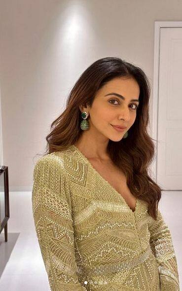 ਰਕੁਲ ਪ੍ਰੀਤ ਸਿੰਘ ਸੋਸ਼ਲ ਮੀਡੀਆ 'ਤੇ ਕਾਫੀ ਐਕਟਿਵ ਰਹਿੰਦੀ ਹੈ ਅਤੇ ਆਪਣੀਆਂ ਕਈ ਤਸਵੀਰਾਂ ਅਤੇ ਵੀਡੀਓਜ਼ ਆਪਣੇ ਪ੍ਰਸ਼ੰਸਕਾਂ ਨਾਲ ਸ਼ੇਅਰ ਕਰਦੀ ਹੈ। ਹਾਲ ਹੀ ਵਿੱਚ ਅਦਾਕਾਰਾ ਨੇ ਆਪਣੇ ਨਵੇਂ ਫੋਟੋਸ਼ੂਟ ਦੀਆਂ ਕੁਝ ਤਸਵੀਰਾਂ ਸ਼ੇਅਰ ਕੀਤੀਆਂ ਹਨ। ਆਓ ਦੇਖੀਏ ਰਕੁਲ ਪ੍ਰੀਤ ਸਿੰਘ ਦੀਆਂ ਤਾਜ਼ਾ ਤਸਵੀਰਾਂ...