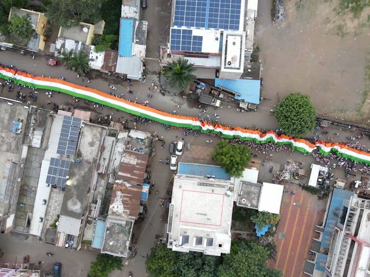 maharashtra dhule News 1111 meter national flag procession on behalf of BJP in Dhule city Dhule Tiranga Rally : 77वा स्वातंत्र्यदिन : तब्बल 1111 मीटर लांब तिरंगा ध्वज; धुळ्यात निघाली महाकाय तिरंगा रॅली