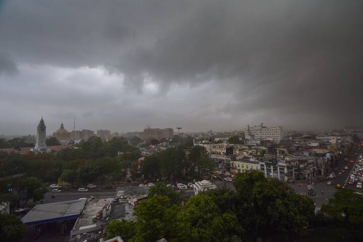 সোমবার ভারী বৃষ্টির সম্ভবনা রয়েছে জলপাইগুড়ি, আলিপুরদুয়ার ও কালিম্পং জেলাতে। মঙ্গলবার ভারী বৃষ্টির সম্ভাবনা শুধুমাত্র আলিপুরদুয়ার ও কোচবিহার জেলাতে।