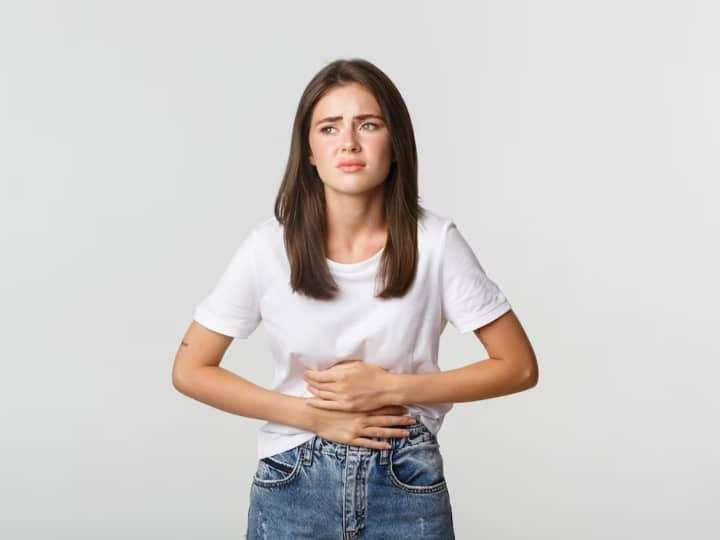 Food That Causes Bloating: ब्लोटिंग की समस्या से बचने के लिए खानपान का विशेष ख्याल रखना चाहिए. कुछ तरह के फूड्स से दूर रहकर भी ब्लोटिंग से बचा जा सकता है.