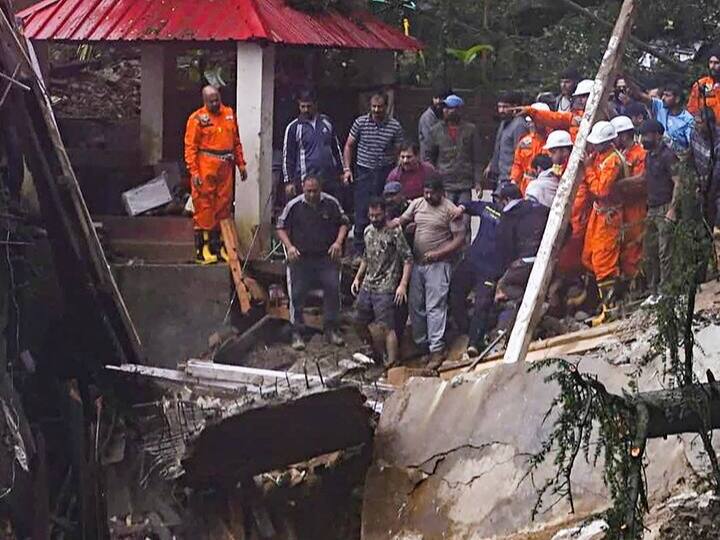 बताया जा रहा है कि शिमला के समरहिल इलाके में ये हादसा हुआ. यहां शिव मंदिर भूस्खलन की चपेट में आ गया. इसके चलते करीब 50 लोग मलबे में दब गए. पुलिस और प्रशासन द्वारा रेस्क्यू अभियान चलाया जा रहा है.