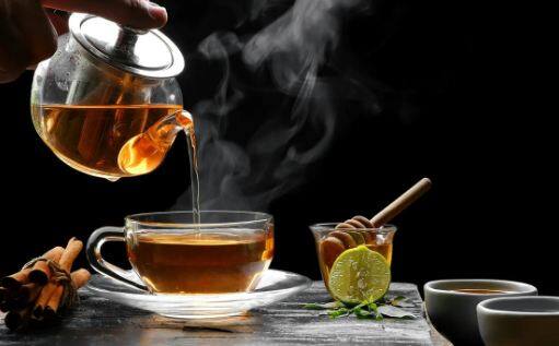 ਚਾਹ 'ਚ ਕੈਫੀਨ ਪਾਇਆ ਜਾਂਦਾ ਹੈ, ਜਿਸ ਦੀ ਜ਼ਿਆਦਾ ਮਾਤਰਾ ਸਰੀਰ 'ਚ ਪਹੁੰਚਣ ਨਾਲ ਨੀਂਦ ਦੀ ਸਮੱਸਿਆ ਹੋ ਸਕਦੀ ਹੈ। ਖੋਜ ਨੇ ਪਾਇਆ ਹੈ ਕਿ ਕੈਫੀਨ ਮੇਲਾਟੋਨਿਨ ਦੇ ਉਤਪਾਦਨ 'ਤੇ ਬ੍ਰੇਕ ਲਗਾ ਸਕਦੀ ਹੈ। ਇਸ ਨਾਲ ਨੀਂਦ ਖਰਾਬ ਹੋ ਸਕਦੀ ਹੈ। ਮੇਲਾਟੋਨਿਨ ਹਾਰਮੋਨ ਦਿਮਾਗ ਨੂੰ ਸੰਕੇਤ ਦਿੰਦਾ ਹੈ ਕਿ ਇਹ ਸੌਣ ਦਾ ਸਮਾਂ ਹੈ। ਜਦੋਂ ਨੀਂਦ ਪੂਰੀ ਨਹੀਂ ਹੁੰਦੀ ਤਾਂ ਮਾਨਸਿਕ ਅਤੇ ਸਰੀਰਕ ਸਮੱਸਿਆਵਾਂ ਹੋ ਸਕਦੀਆਂ ਹਨ।