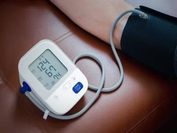 health-tips-high-blood-pressure-causes-and-correct-way-to-check-at-home marathi news Health Tips : BP च्या चुकीच्या रिडींगने सुद्धा वाढू शकते तुमची चिंता; जाणून घ्या रक्तदाब तपासण्यासाची योग्य वेळ आणि पद्धत