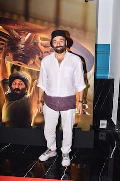 Gadar 2 की सक्सेस पार्टी में खुशी से झूमते तारा सिंह ने दिए अपनी सकीना के साथ पोज, गोल्डन गर्ल बन पहुंची सनी देओल की ‘बहू’