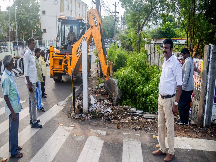 Thanjavur Medical College Road widening and clearing of encroachments TNN தஞ்சாவூர் மருத்துவக்கல்லூரி அருகே இருந்த ஆக்கிரமிப்புகள்.. அகற்றி சாலையை அகலப்படுத்தும் மாநகராட்சி