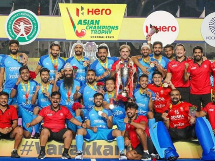 Hockey India :  2771.35 புள்ளிகளை பெற்ற இந்திய அணி, 2763.50 புள்ளிகளை பெற்ற இங்கிலாந்தை பின்னுக்கு தள்ளி 3வது இடத்தை பிடித்தது.