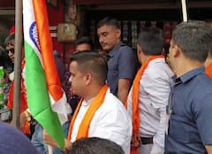 Independence Day 2023: સુરતમાં ગૃહમંત્રી હર્ષ સંઘવીએ તિરંગા વિતરણ કર્યું, દુકાન-ઘર પર જઈ લગાવ્યા તિરંગા