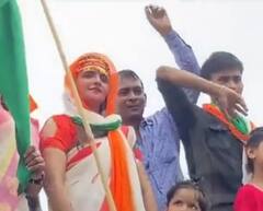 Sunny Deol की फैन हुईं Seema Haider, हाथ में तिरंगा लेकर लगाए 'हिंदुस्तान जिंदाबाद' के नारे, कहा- गदर देखूंगी