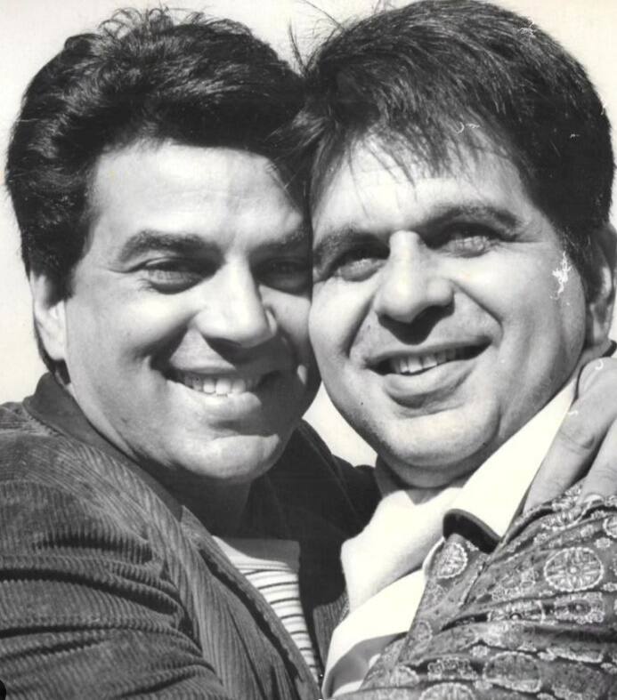 दिलीप कुमार धर्मेंद्र के बेहद अजीज दोस्त थे. दिलीप कुमार जब स्टार थे, तब धर्मेंद्र कुछ भी नहीं थे. ऐसे ही एक बार दिलीप कुमार से मिलने भर के लिए ही धर्मेंद्र लुधियाना से पंजाब फिर पंजाब से बॉम्बे आए. उन्होंने उस वक्त शहीद देखी थी और धर्मेंद्र दिलीप कुमार के दीवाने हो गए थे.