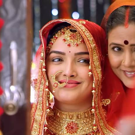 सोशल मीडिया पर आम्रपाली दुबे और निरहुआ उर्फ दिनेश लाल यादव की कुछ तस्वीरें वायरल हो रही हैं जिसमें आम्रपाली दुल्हन और निरहुआ दूल्हा बने नजर आ रहे हैं.