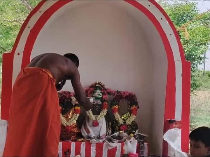 மதுரை வீரன் கோயில் திருவிழாவில் கவனத்தை ஈர்த்த  கோலாட்ட நடன நிகழ்ச்சி