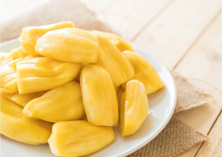 दूध पीने के बाद कटहल का सेवन नहीं करना चाहिए. इससे पेट और त्वचा से जुड़ी परेशानी हो सकती है. दूध पीने के तुरंत बाद कटहल खाने से स्किन पर रैशेज, खुजली सोरायसिस की परेशानी हो सकती है.