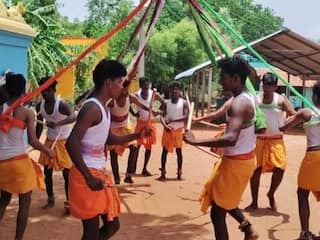 மதுரை வீரன் கோயில் திருவிழாவில் கவனத்தை ஈர்த்த  கோலாட்ட நடன நிகழ்ச்சி