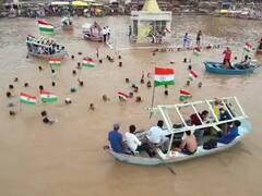 उफनती नर्मदा में निकली 5 km लंबी तिरंगा यात्रा, देशभक्ति के नारों से गूंज उठा माहौल